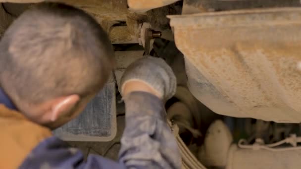 Hombre Asiático Está Reparando Chasis Coche Viejo Levantado Ascensor Taller — Vídeo de stock