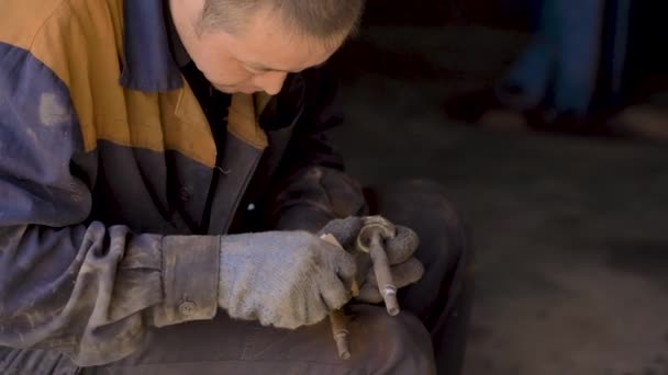 Азіати Рукавицях Робочому Одязі Ремонтують Запасну Частину Автомобіля Гаражі — стокове відео