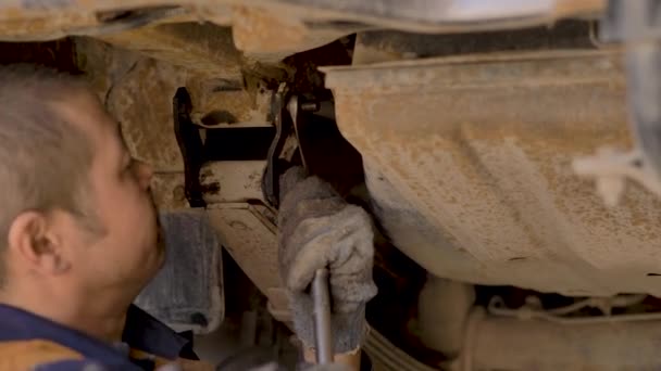 Asyalı Bir Adam Atölyedeki Asansörde Kaldırılan Eski Bir Arabanın Şasesini — Stok video