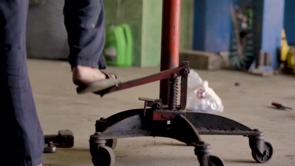 Нога Сандалі Піднімає Червоний Автомобіль Гаражі Крупним Планом — стокове відео