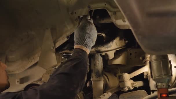 Один Азиат Ремонтирует Шасси Старой Машины Поднятой Лифте Мастерской Крупным — стоковое видео