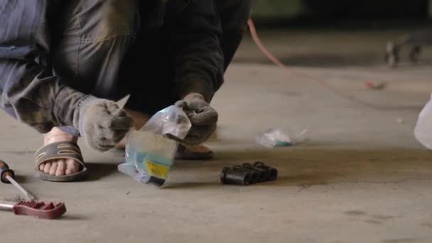 Aziatisch Handschoenen Werkkleding Het Repareren Van Een Onderdeel Van Een — Stockvideo