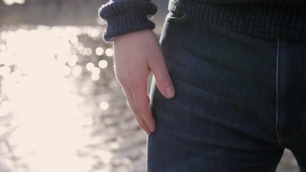 Мужская Рука Хлопает Ноге Лицо Человека Видно Заднем Плане Река — стоковое видео