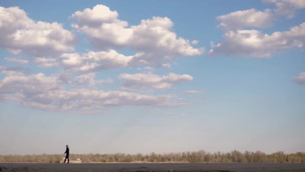Человек Ходит Вдалеке Лицо Видно Заднем Плане Лес Облачно Красивое — стоковое видео