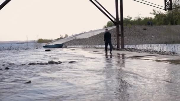 Mand Går Langs Flodbredden Hans Ryg Til Baggrunden Der Klippekyst – Stock-video