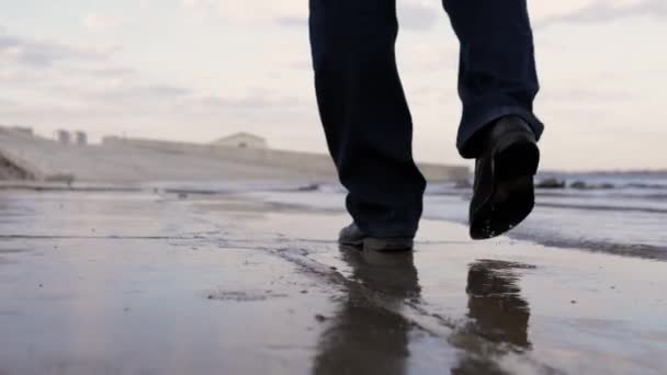 Les Pieds Des Hommes Marchent Long Rivière Réflexion Est Visible — Video