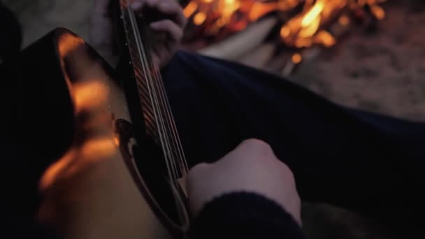 Les Mains Des Hommes Jouent Guitare Sur Fond Feu Qui — Video