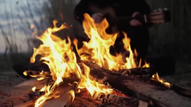 Muž Hraje Kytaru Popředí Oheň Letní Večer Zpomalený Pohyb — Stock video