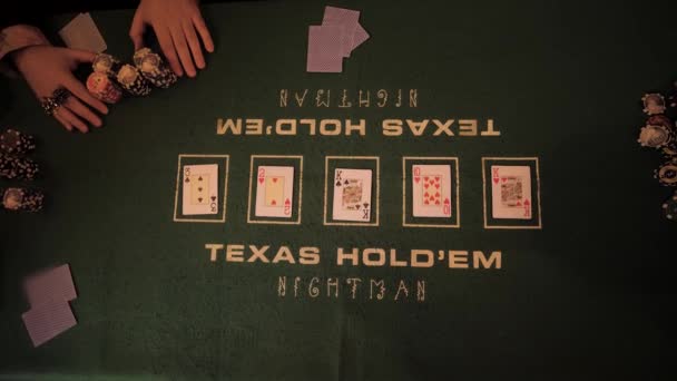 男性和女性的手从赌场转移到桌子中央 与扑克牌混合 在绿桌上从上面看 — 图库视频影像