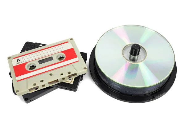 Cassetes de áudio e CDs sobre fundo branco — Fotografia de Stock