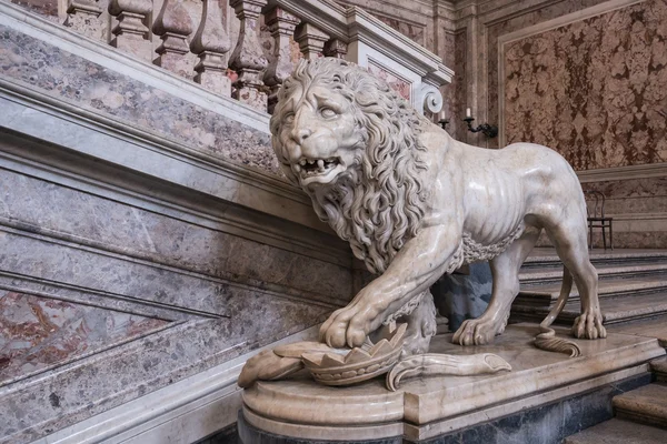 Lion de marbre dans le Palais Royal de Caserte — Photo