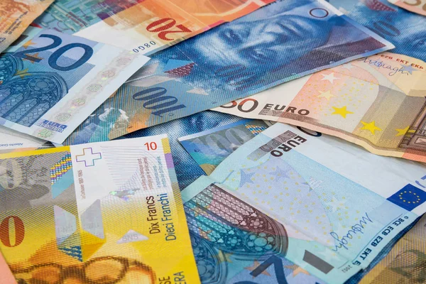 Euron och Chf sedlar som bakgrund — Stockfoto