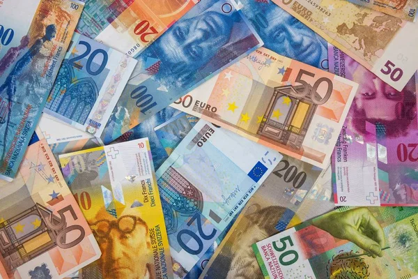 Τραπεζογραμμάτια ευρώ και Chf ως φόντο — Φωτογραφία Αρχείου