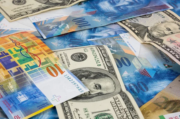 배경으로 달러와 스위스 프랑 지폐 — 스톡 사진