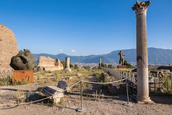 Obras del escultor polaco Mitoraj en Pompeya — Foto de Stock