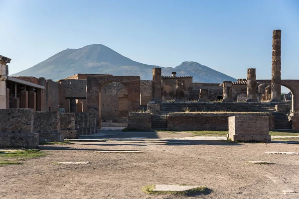 Vista de las ruinas de Pompeya con el Monte Vesubio en el fondo — Foto de Stock