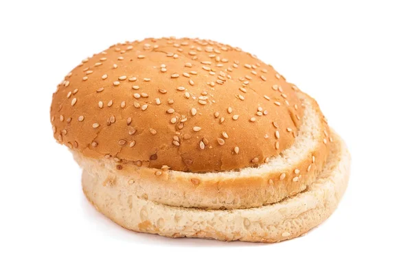 Pain burger aux graines de sésame sur fond blanc — Photo