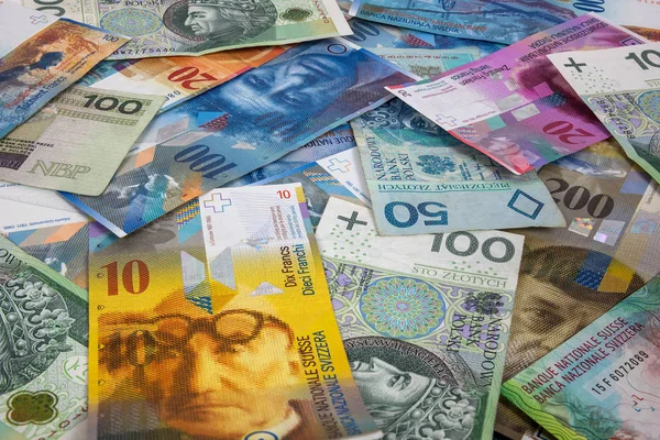 Pln und chf Banknoten als Hintergrund — Stockfoto