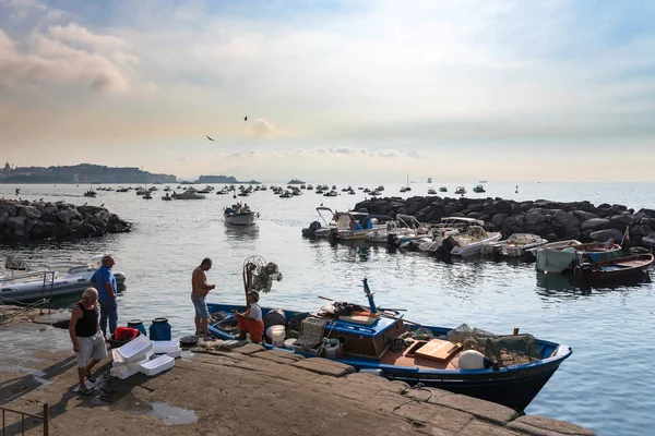 Pescadores italianos en puerto de Nápoles —  Fotos de Stock