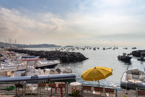 Reggel kilátás nyílik a nápolyi kikötő — Stock Fotó