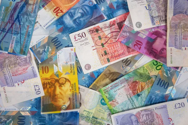 Банкноты GBP и CHF в качестве фона — стоковое фото