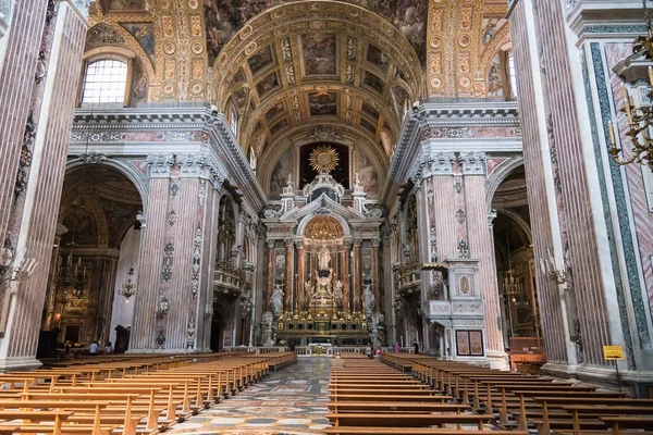 Interior de la iglesia de Nuevo Jesús en Nápoles — Foto de Stock