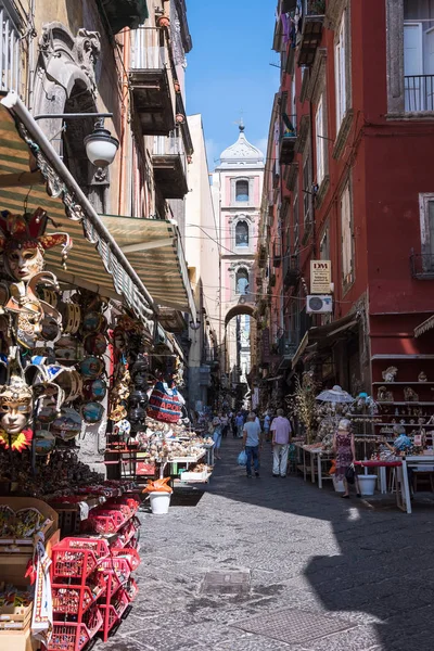 Calle estrecha de Gregorio Armeno en Nápoles —  Fotos de Stock