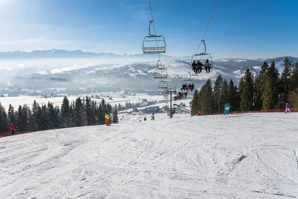 La gente va a esquiar en las montañas de Tatra — Foto de Stock