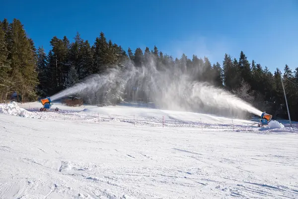 Producción de nieve en una pista de esquí — Foto de Stock
