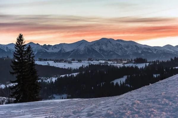 Paesaggio invernale delle Alte Montagne Tatra al tramonto — Foto Stock