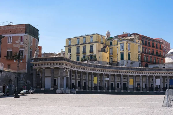 Coloridos edificios en la Piazza del Plebiscito en Nápoles —  Fotos de Stock