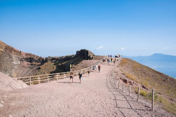 I turisti passeggiano intorno al cratere del Vesuvio — Foto Stock