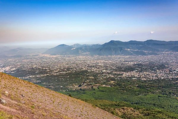Vista nebulosa das cidades ao sul do Monte Vesúvio — Fotografia de Stock