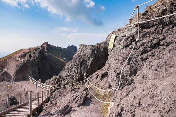 Footpath around the crater of Vesuvius — Stock Photo, Image