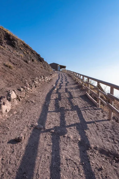 Footpath leading to the crater of Vesuvius — Stock Photo, Image