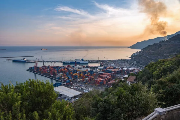 Letecký pohled na přístav v Salerno — Stock fotografie
