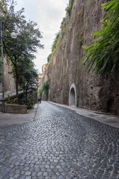 Narrow street of Via Luigi de Maio in Sorrento — Stock Photo, Image