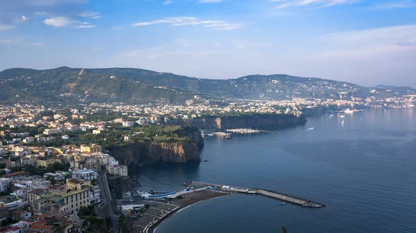 Vista panoramica della costa italiana vicino Sorrento — Foto Stock