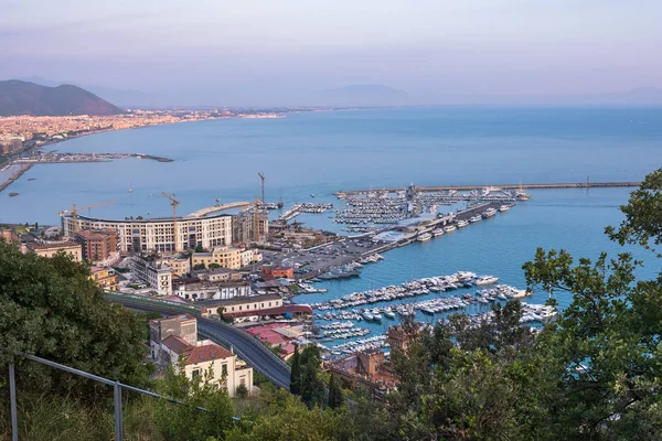 Weergave van de passagier haven en de jachthaven in Salerno — Stockfoto