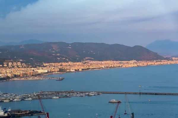 Vista de la ciudad de Salerno al atardecer — Foto de Stock