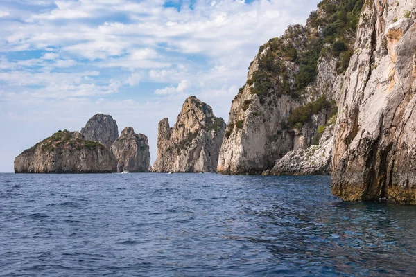 与著名的 Faragioni 悬崖海岸的卡普里岛岩 — 图库照片