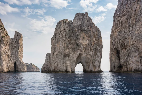 Rochers Faraglioni sur la côte de l'île de Capri — Photo