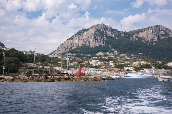 Entrada al puerto en la isla de Capri — Foto de Stock