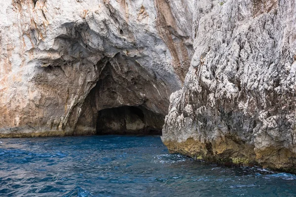 カプリ島の岩だらけの海岸で海の洞窟 — ストック写真