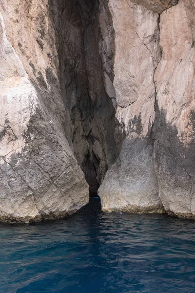 Caverna do mar na costa rochosa da Ilha de Capri — Fotografia de Stock