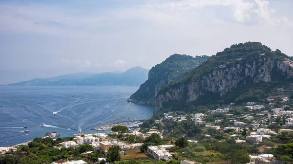 Vue panoramique du port sur l'île de Capri — Photo