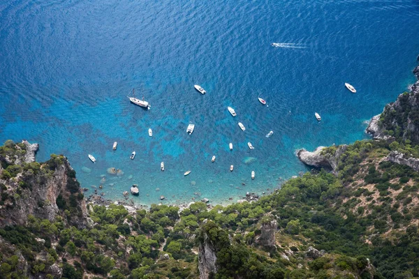 Blick von oben auf die Boote an der Küste der Insel Capri — Stockfoto
