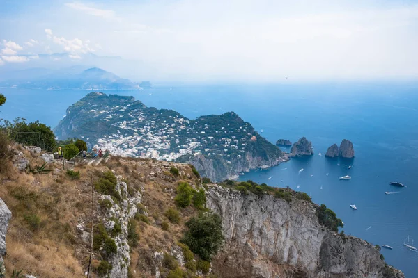 Näkymä Caprin saarelle Monte Solarosta — kuvapankkivalokuva