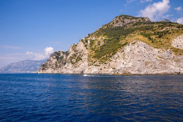 Узбережжя Амальфі, видно з моря — стокове фото