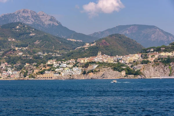 Vietri Sul Mare városa a tenger látható — Stock Fotó